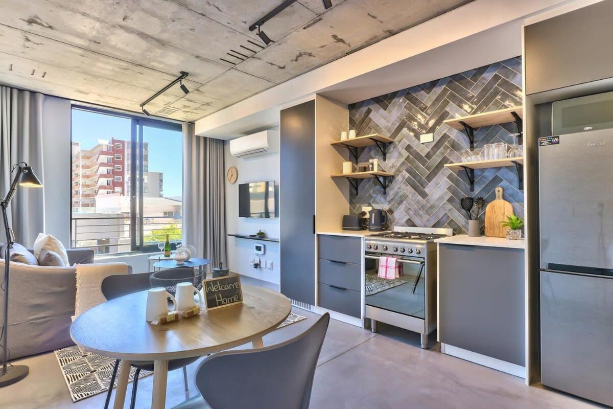 Remote Workers Work From Luxury! Secure, Wifi Apartment
