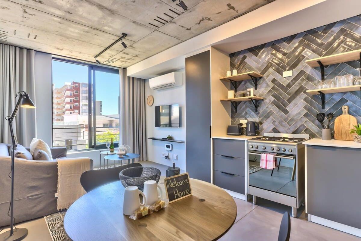 Remote Workers Work From Luxury! Secure, Wifi Apartment *